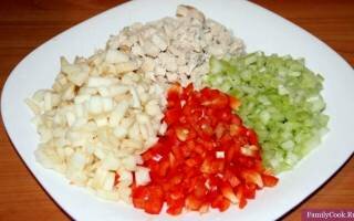 Салат с сельдереем, куриной грудкой и яблоками: простой рецепт